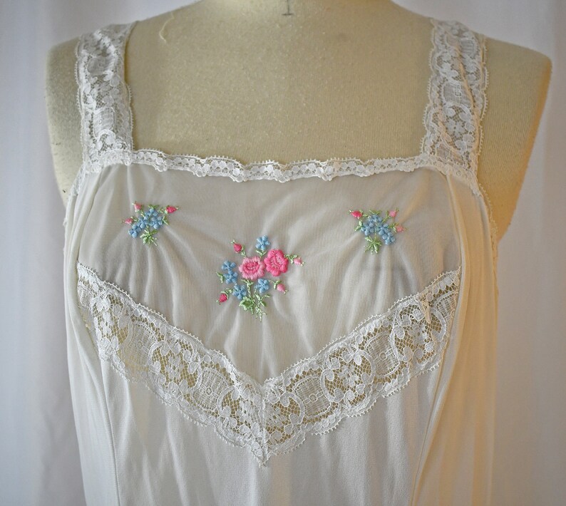 Vintage 1970-tals elfenbensfärgad nylonlång nattlinne och matchande morgonrock peignoir med broderi och spets, 91 cm byst bild 2