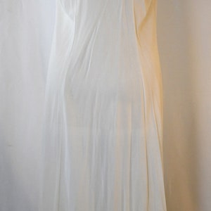 Vintage 1970-tals elfenbensfärgad nylonlång nattlinne och matchande morgonrock peignoir med broderi och spets, 91 cm byst bild 6