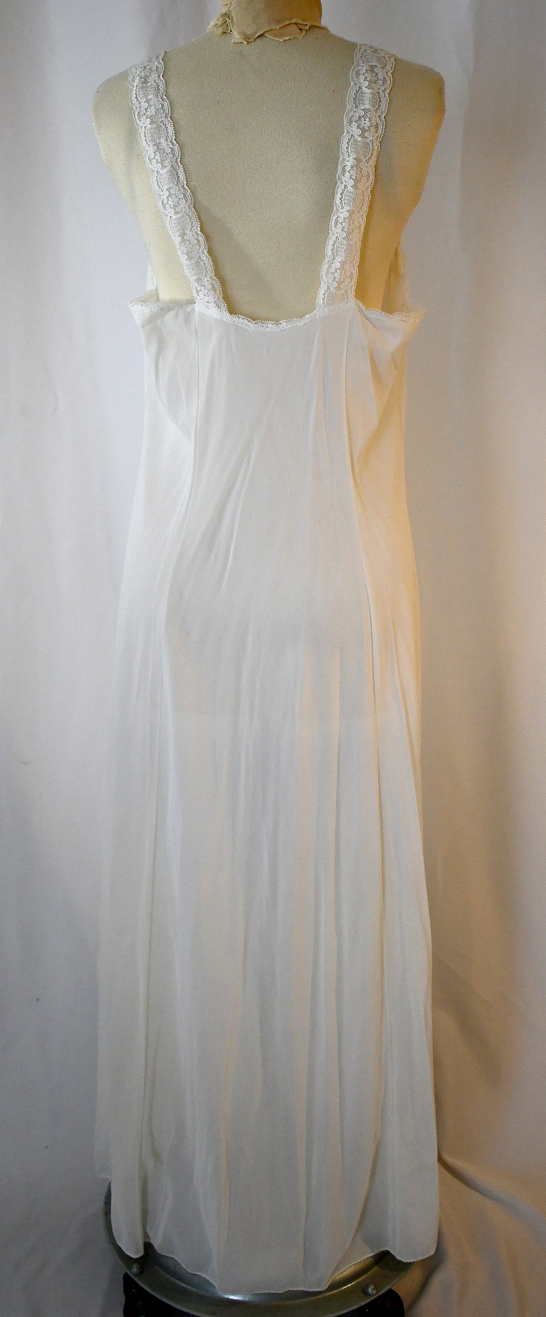 Vintage 1970-tals elfenbensfärgad nylonlång nattlinne och matchande morgonrock peignoir med broderi och spets, 91 cm byst bild 6