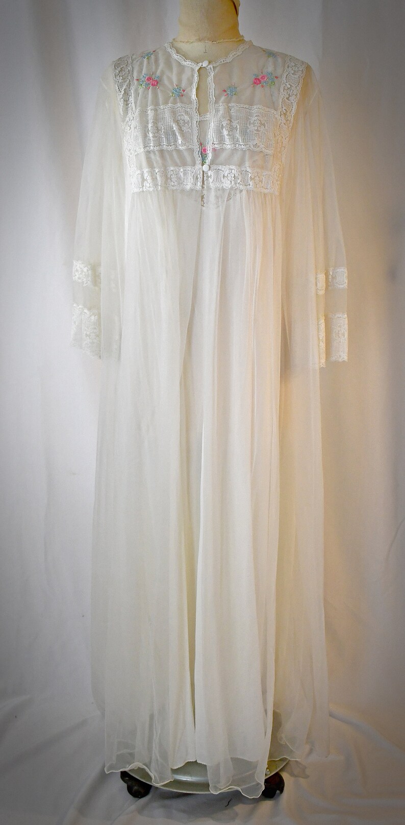 Vintage 1970-tals elfenbensfärgad nylonlång nattlinne och matchande morgonrock peignoir med broderi och spets, 91 cm byst bild 8