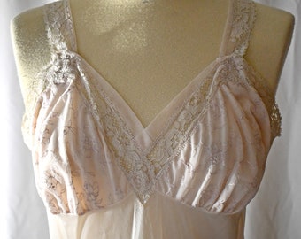 Vintage 1960s Pale Pink Blush Short Nightie With Inset Lace and Embroidery 38 Inch Bust