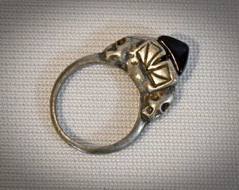 Vintage Silver Metal Black Stone Tribal Ring Skulls Size 6 1/2