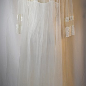 Vintage 1970-tals elfenbensfärgad nylonlång nattlinne och matchande morgonrock peignoir med broderi och spets, 91 cm byst bild 10