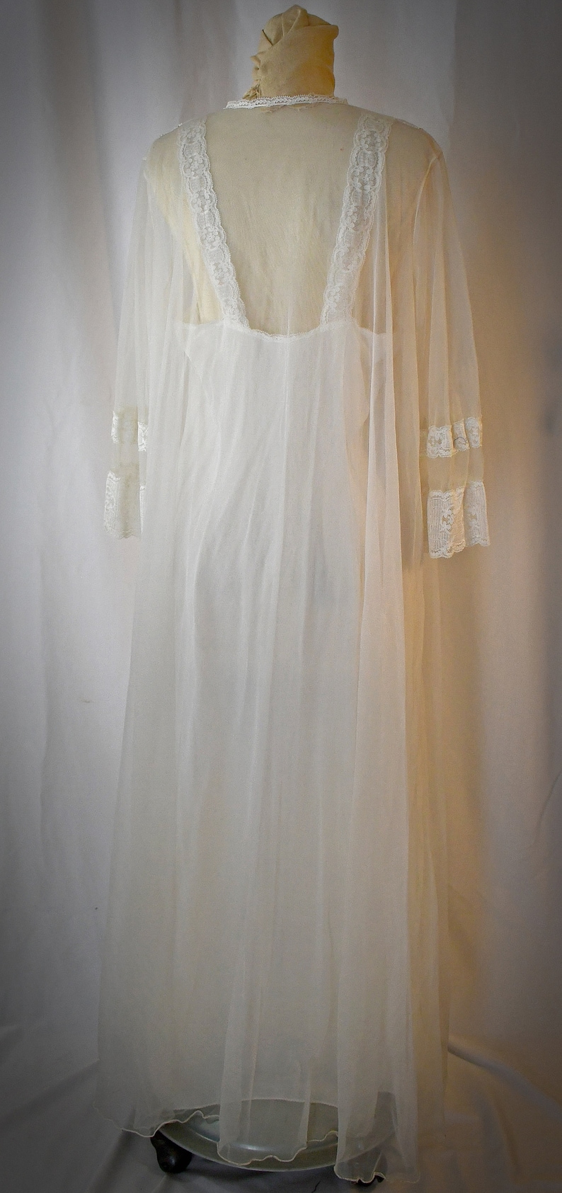 Vintage 1970-tals elfenbensfärgad nylonlång nattlinne och matchande morgonrock peignoir med broderi och spets, 91 cm byst bild 10