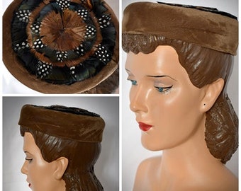 Vintage 1950-tals mjuk brun sammet pillerboxhatt med svartbruna och prickiga fjädrar på toppen