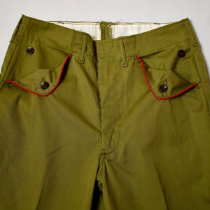 Pantalon d'uniforme vintage des années 1970 vert kaki pour hommes, femmes, garçons, scouts avec détails de passepoil rouge 29 pouces taille/26 pouces entrejambe image 3