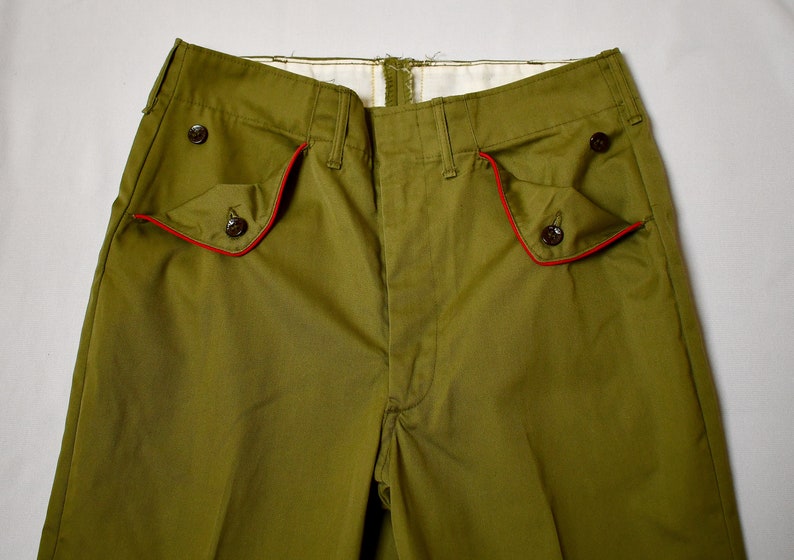 Pantalon d'uniforme vintage des années 1970 vert kaki pour hommes, femmes, garçons, scouts avec détails de passepoil rouge 29 pouces taille/26 pouces entrejambe image 3