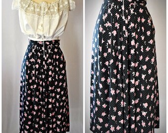 Vintage 1980er Jahre Schwarz und Weiß Polka Dot Pink Rose Print Voller Rock mit gefalteter Vorderseite 32 bis 36 Zoll Taille