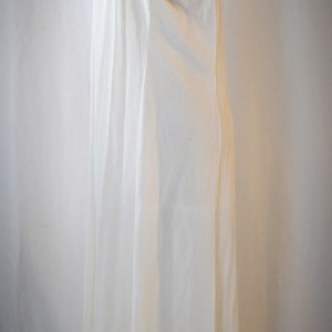 Vintage 1970-tals elfenbensfärgad nylonlång nattlinne och matchande morgonrock peignoir med broderi och spets, 91 cm byst bild 7