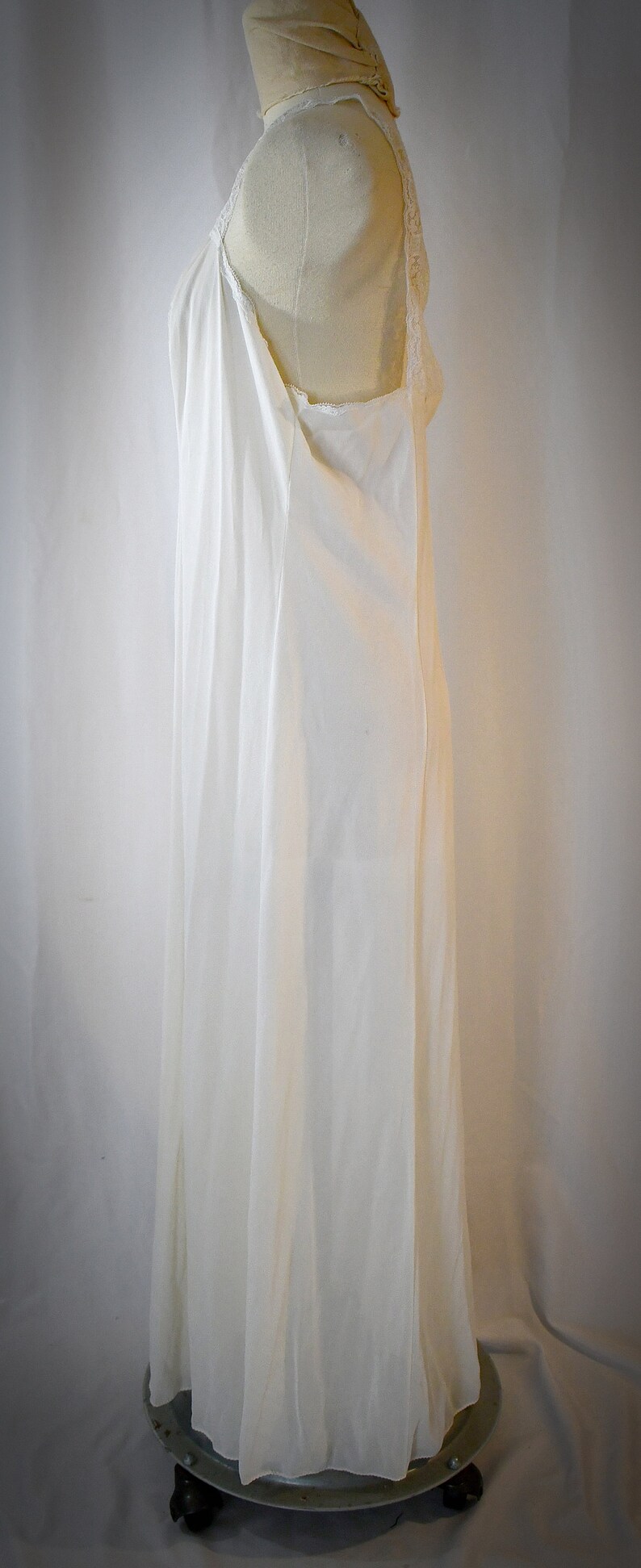 Vintage 1970-tals elfenbensfärgad nylonlång nattlinne och matchande morgonrock peignoir med broderi och spets, 91 cm byst bild 7