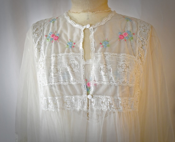 Vintage 1970s Ivory Nylon Long Nightie and Matching Robe Peignoir With Embroidery and Lace 38 Inch Bust