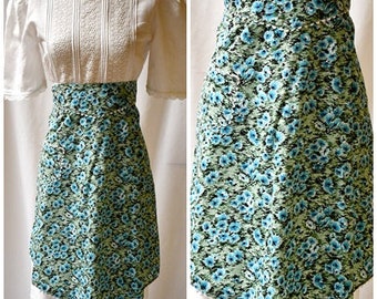 Vintage 1940s Blau und Grün Blumendruck Baumwolle Ausgestelltes Halbe Schürze Mit Weißer Zackenlitze Trim