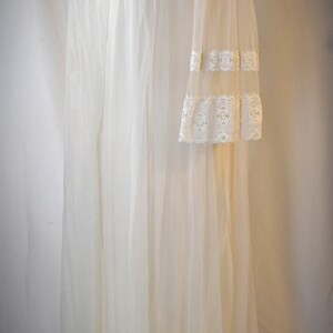 Vintage 1970-tals elfenbensfärgad nylonlång nattlinne och matchande morgonrock peignoir med broderi och spets, 91 cm byst bild 9