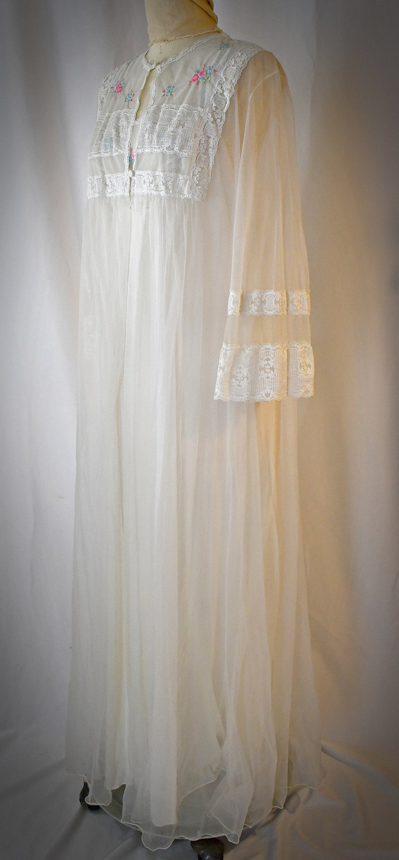 Vintage 1970-tals elfenbensfärgad nylonlång nattlinne och matchande morgonrock peignoir med broderi och spets, 91 cm byst bild 9