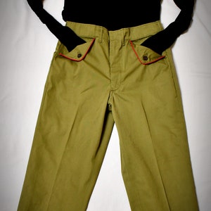 Pantalon d'uniforme vintage des années 1970 vert kaki pour hommes, femmes, garçons, scouts avec détails de passepoil rouge 29 pouces taille/26 pouces entrejambe image 4