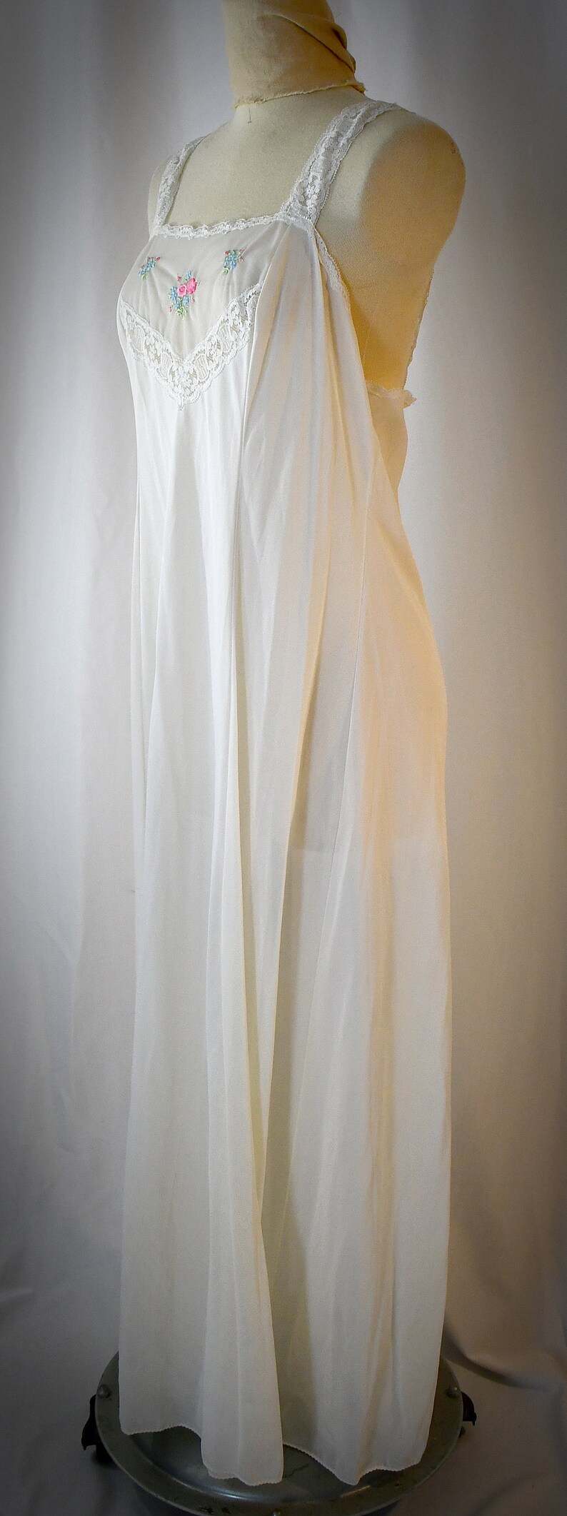 Vintage 1970-tals elfenbensfärgad nylonlång nattlinne och matchande morgonrock peignoir med broderi och spets, 91 cm byst bild 5