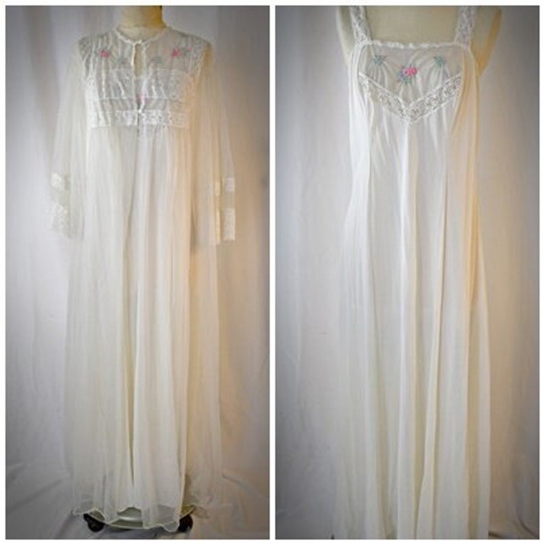 Vintage 1970-tals elfenbensfärgad nylonlång nattlinne och matchande morgonrock peignoir med broderi och spets, 91 cm byst bild 3