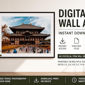 Puede incluir: Impresión digital de arte mural con una fotografía de un templo japonés tradicional con una multitud de personas. La imagen está enmarcada en negro e incluye el texto "DIGITAL WALL ART" y "INSTANT DOWNLOAD".
