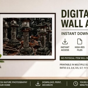 Puede incluir: Impresión de arte mural digital con una fotografía enmarcada de linternas de piedra en un jardín japonés. La imagen está en un marco negro e incluye el texto "DIGITAL WALL ART" y "INSTANT DOWNLOAD". Disponible en múltiples tamaños.