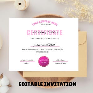 Puede incluir: Un certificado de finalización blanco con texto rosa y un círculo con el logotipo rosa. El certificado incluye el texto "Your Company Name", "Course Name" y "Jasmine O'Neil". El certificado está sobre un plato de madera con un sobre dorado.