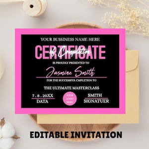 Op de afbeelding: Een certificaat van voltooiing met een zwarte achtergrond en roze rand. De tekst luidt "Certificaat van Voltooiing" en "Jasmine Smith". De onderkant van het certificaat zegt "Bewerkbare uitnodiging".