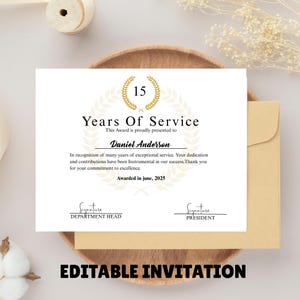 Può includere: Un certificato bianco con testo dorato e una corona d'alloro dorata, presentato su un vassoio di legno. Il certificato recita "15 anni di servizio" e include il testo "EDITABLE INVITATION" in basso.