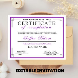 Op de afbeelding: Een certificaat van voltooiing met een paarse rand en tekst. Het certificaat bevat de tekst "YOUR BUSINESS NAME HERE", "CERTIFICATE of completion" en "EDITABLE INVITATION". Het certificaat ligt op een houten bord met een beige envelop.