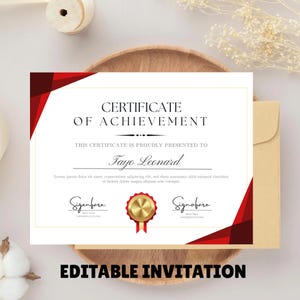 Puede incluir: Un certificado blanco con detalles en rojo y un sello dorado. El texto dice "CERTIFICATE OF ACHIEVEMENT" y "EDITABLE INVITATION". Incluye espacio para un nombre y firmas. Viene con un sobre color beige.