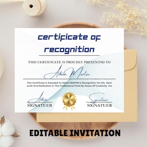 Op de afbeelding: Een wit certificaat van erkenning met blauwe tekst en een gouden zegel. Het certificaat wordt gepresenteerd aan Adam Martin en bevat de tekst "Editable Invitation."