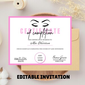 Pode incluir: Um certificado com moldura rosa com a frase "Certificate of Completion" e "Mia Harrison". O certificado inclui um espaço para um logótipo e a data, e é para um curso de extensões de pestanas. As palavras "Editable Invitation" estão na parte inferior.