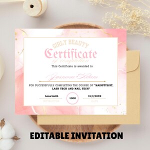 Może przedstawiać: Certyfikat ukończenia z różowo-złotym marmurowym wzorem. Certyfikat głosi "Girly Beauty Certificate of Completion" i zawiera tekst "Editable Invitation". Certyfikat znajduje się na drewnianej tacy ze złotą kopertą.
