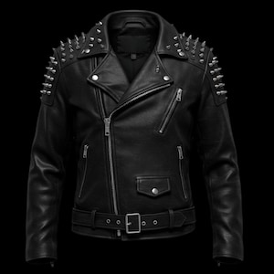 Può includere: Giacca in pelle nera con borchie in metallo argentato sulle spalle. La giacca presenta una classica chiusura asimmetrica con cerniera, una cintura con fibbia e multiple tasche con cerniera. Un capo di abbigliamento esterno elegante e audace.