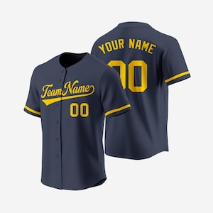 Könnte beinhalten: Marineblaues Baseball-Trikot mit gelben Akzenten. Auf der Vorderseite steht "Team Name" in Schreibschrift und die Nummer "00". Auf der Rückseite steht "YOUR NAME" über der Nummer "00". Das Trikot hat eine Knopfleiste und gelbe Verzierungen.