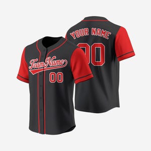 Könnte beinhalten: Schwarzes Baseball-Trikot mit roten Ärmeln und Besatz. Auf der Vorderseite steht der Text "Team Name" und die Nummer "00" in Weiß. Auf der Rückseite steht "YOUR NAME" und die Nummer "00" in Weiß.