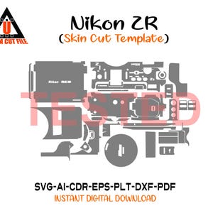 以下が含まれることがあります： Nikon ZRカメラのスキンカットテンプレートのデジタルデザイン。デザインはグレーと黒の色合いで、「Nikon ZR (Skin Cut Template)」と「ULTRA CUT FILE」の文字はオレンジと黒で表示されています。デザインには「Nikon RED」の文字が含まれています。