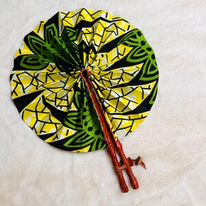 Éventail africain en tissu wax – Motif floral vert et jaune – Éventail pliable artisanal