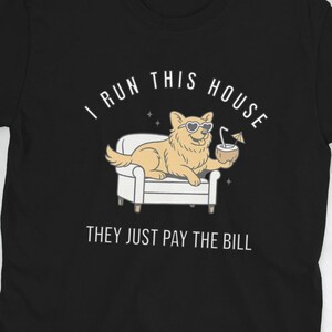 Camiseta divertida para perros: "Yo dirijo esta casa" para amantes de los perros, dueños de mascotas y fanáticos del humor animal.
