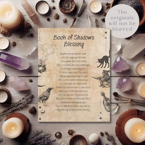 Puede incluir: Un papel rectangular estilo pergamino con el texto Book of Shadows Blessing en la parte superior. El papel incluye ilustraciones en tinta negra de un caldero, un cuervo, un gato, una figura y una botella, rodeados de estrellas y lunas.