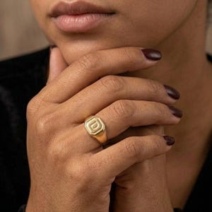 Personalisierbarer, handgefertigter Siegelring mit Kissen-Block-Monogramm • Personalisierte Weihnachtsgeschenke aus Gold