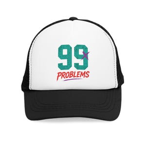 Può includere: Cappellino da camionista bianco e nero con pannello frontale bianco. La parte anteriore presenta il numero "99" in verde acqua, una stella viola e la parola "PROBLEMS" in rosso. Il cappellino ha una visiera curva.