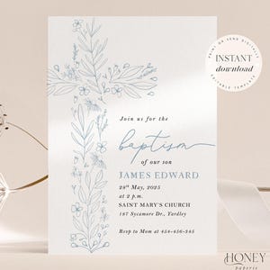 Puede incluir: Una invitación de bautizo con un diseño de cruz floral en azul claro. El texto dice "Únase a nosotros para el bautizo de nuestro hijo James Edward" con fecha, hora y lugar. Es una plantilla imprimible.