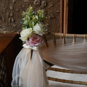 Décoration d&#39;allée de mariage rose et blanche faite main, fleurs de bouts de banc de mariage, décoration de cérémonie de mariage, fleurs artificielles personnalisées