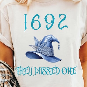 Camiseta &quot;1692 They Missed One&quot;: Sombrero de bruja retro de Salem, temporada espeluznante