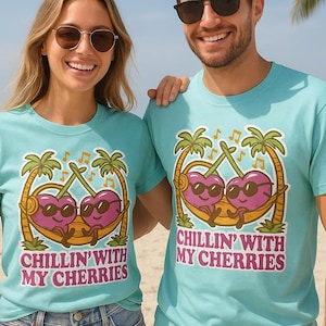 Camiseta "Relajándome con cerezas" / Camiseta con gráfico de frutas divertidas / Camiseta retro de verano / Camiseta con hamaca de cerezas linda / Camiseta de playa tropical / Vacaciones