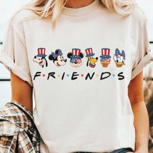 Comfort Colors® ミッキーと仲間たちの独立記念日シャツ、ディズニーの面白い独立記念日シャツ、ディズニーワールドシャツ、ミッキーと仲間たちのディズニーシャツ