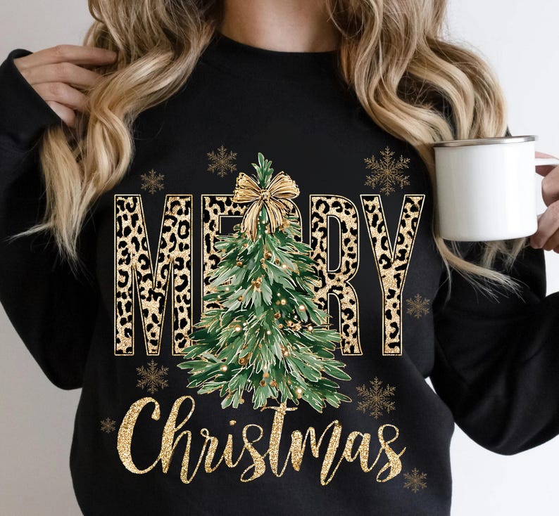 K&ouml;nnte beinhalten: Schwarzes Sweatshirt mit einem festlichen Design. Die Worte "MERRY CHRISTMAS" sind in goldenem Glitzer und Leopardenmuster dargestellt. Ein gr&uuml;ner Weihnachtsbaum mit goldener Schleife befindet sich in der Mitte.