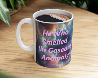 Divertida taza de cerámica cósmica: diseño galáctico para fanáticos de Trekkies y ciencia ficción.