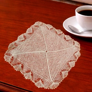 Tapete cuadrado de encaje de crochet con borde de hojas – Mesa auxiliar de esquina