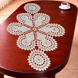 Camino de mesa ovalado de ganchillo con motivo radiante – Decoración de comedor refinada
