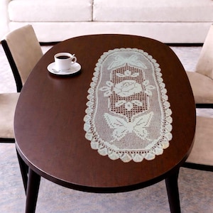 Gehäkelter Tischläufer mit Rose und Schmetterling Motiv im Boutique Style